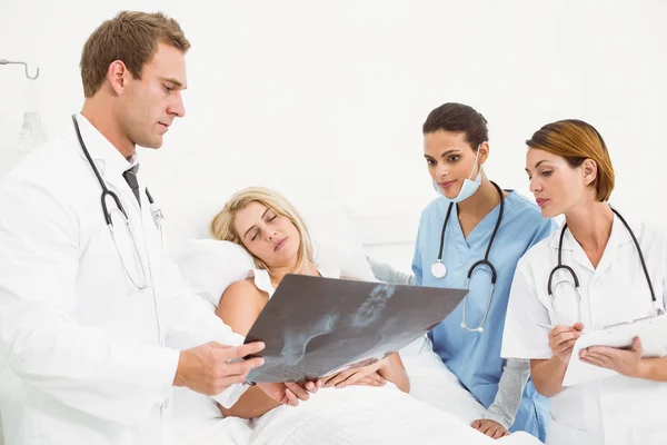 Porträt von Ärzten und Patienten mit Röntgenbild — Stockfoto