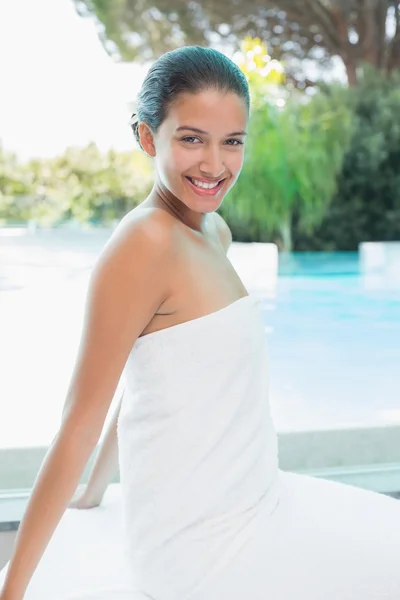 Mulher bonita sentada com os olhos fechados — Fotografia de Stock