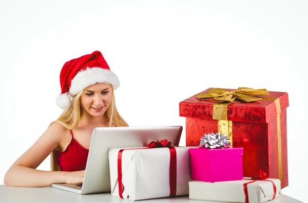 Feestelijke blonde online winkelen met laptop — Stockfoto