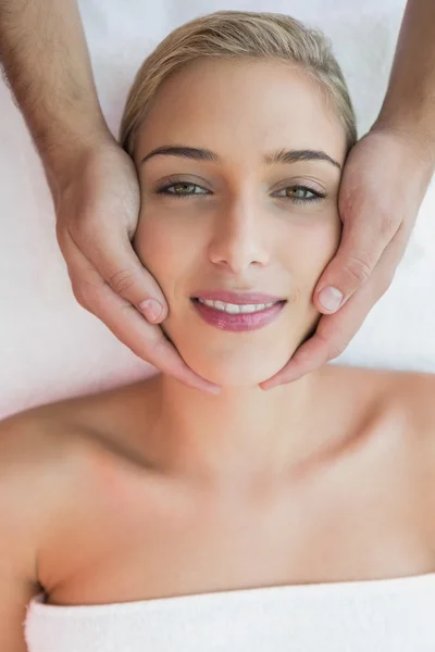 Mujer atractiva recibiendo masaje facial —  Fotos de Stock