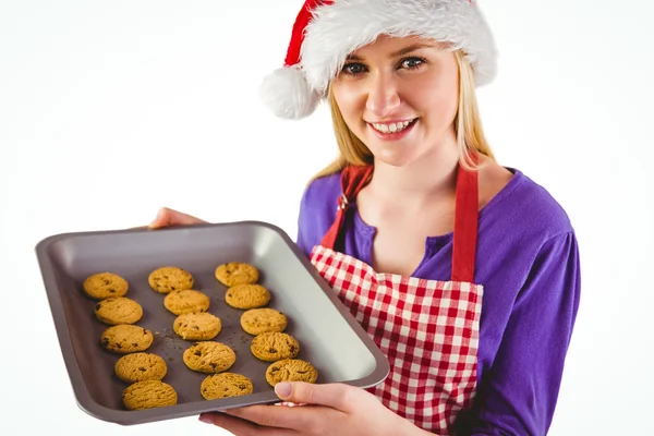 Rubia festiva mostrando galletas calientes —  Fotos de Stock