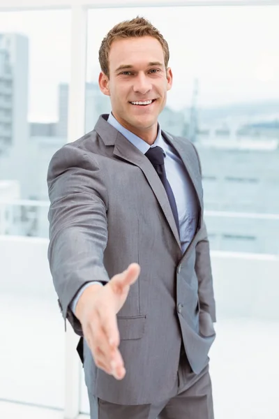 Retrato de empresário inteligente oferecendo aperto de mão — Fotografia de Stock