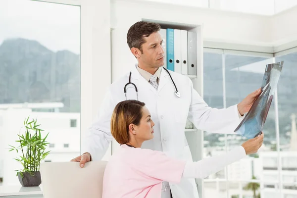 Doctors examining x-ray in medical office — Stock Photo, Image