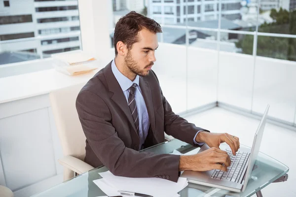 Biznesmen korzystający z laptopa w biurze — Zdjęcie stockowe