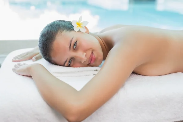 Mulher bonita deitada na mesa de massagem — Fotografia de Stock