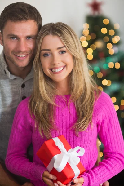 Casal feliz segurando um ao outro — Fotografia de Stock