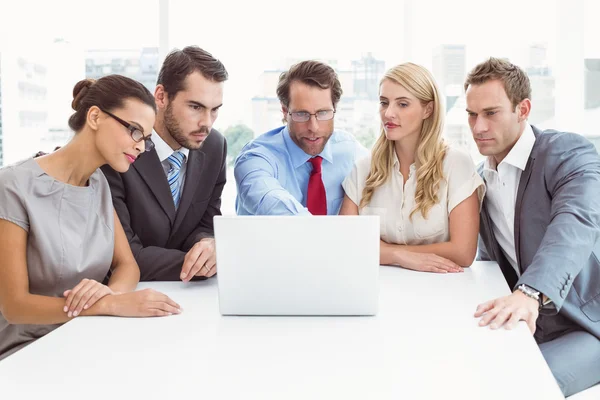 Pessoas de negócios usando laptop no escritório — Fotografia de Stock