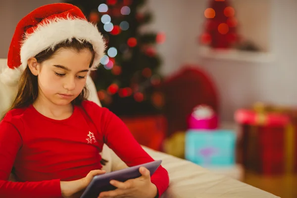 Feestelijke meisje gebruiken, tablet pc op Bank — Stockfoto