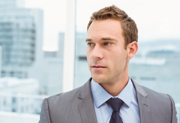 Joven hombre de negocios inteligente en traje — Foto de Stock