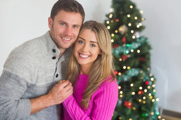 Pareja sonriente sentada junta —  Fotos de Stock