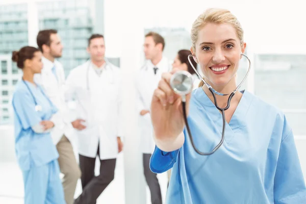 Portret kobiety chirurga za pomocą stetoskopu — Zdjęcie stockowe