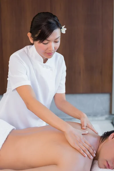 Massagista feminino massageando homens de volta — Fotografia de Stock