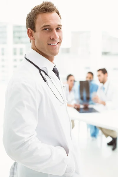 Ritratto di un medico maschio sicuro sorridente — Foto Stock