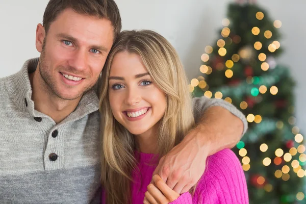 Pareja feliz abrazándose —  Fotos de Stock