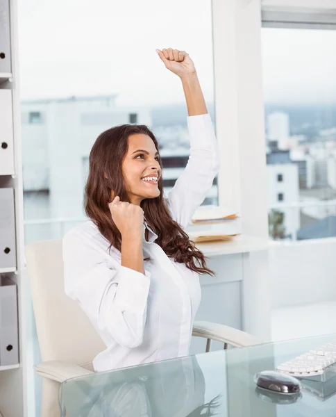 Alegre mujer de negocios animando en la oficina — Foto de Stock