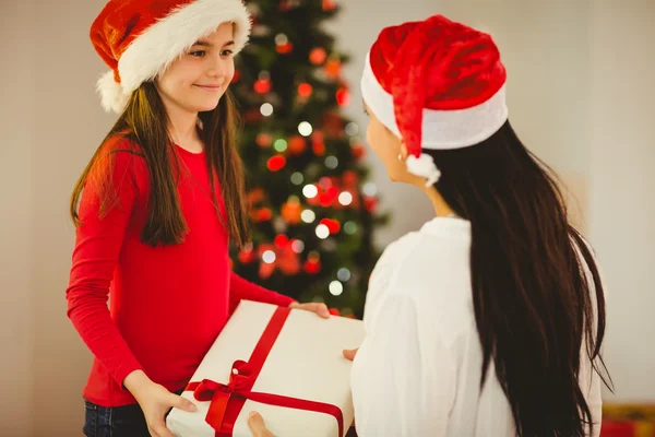 Dotter att ge mamman en julklapp — Stockfoto