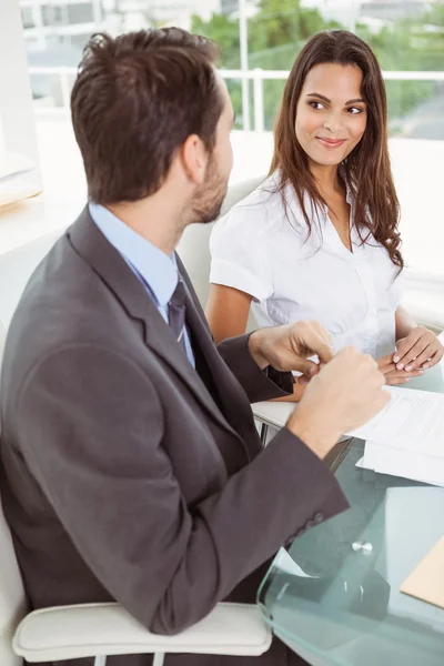 Geschäftsleute treffen sich im Büro — Stockfoto