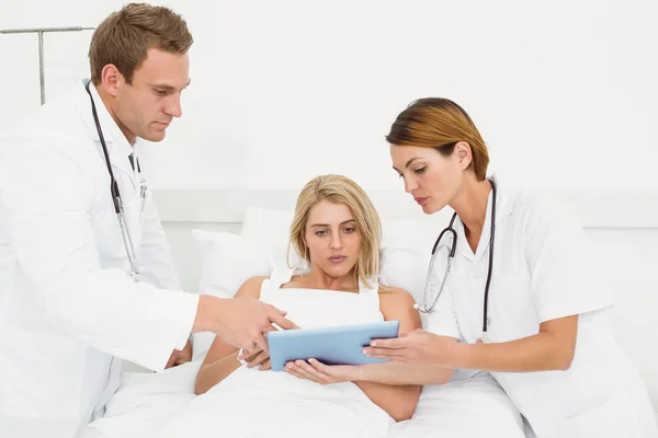 Doctors and patient with digital tablet in hospital — Stock Photo, Image
