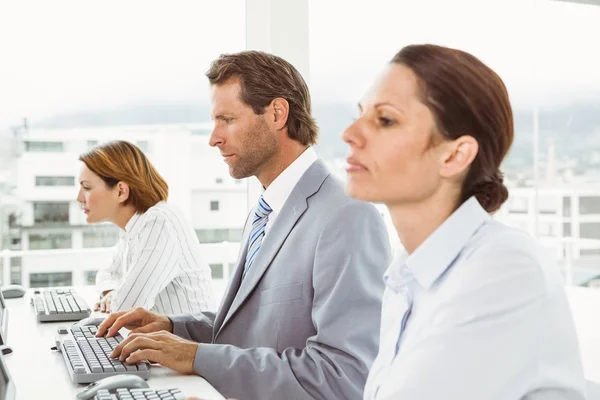 Företag som använder datorer i office — Stockfoto