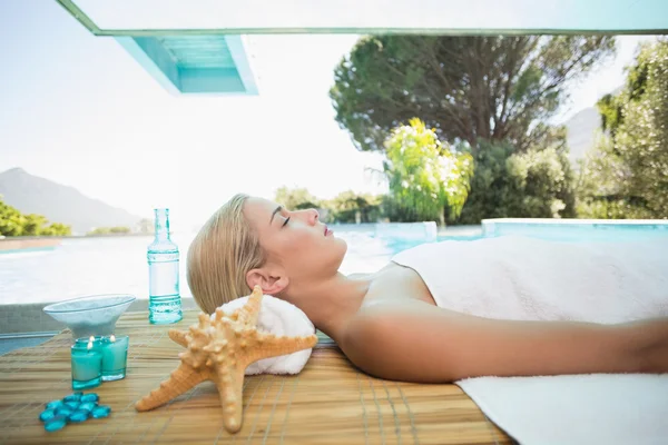 Vacker kvinna ligga på massagebänk — Stockfoto