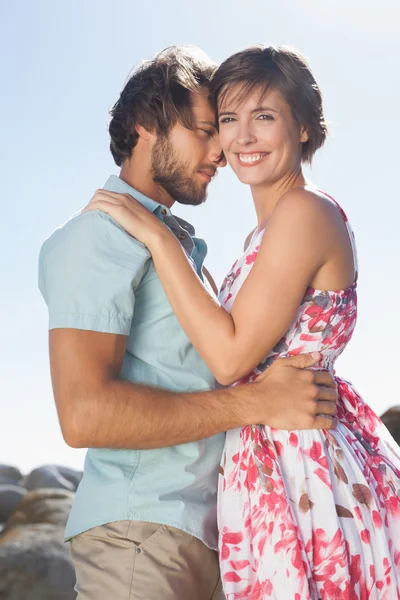 Lindo casal abraçando a costa — Fotografia de Stock