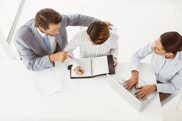 Pessoas de negócios com laptop e diário no escritório — Fotografia de Stock