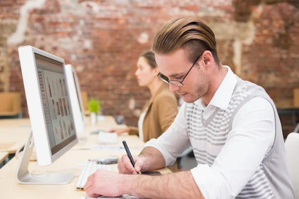 Männliche Foto-Editor mit Digitalisierer im Büro — Stockfoto