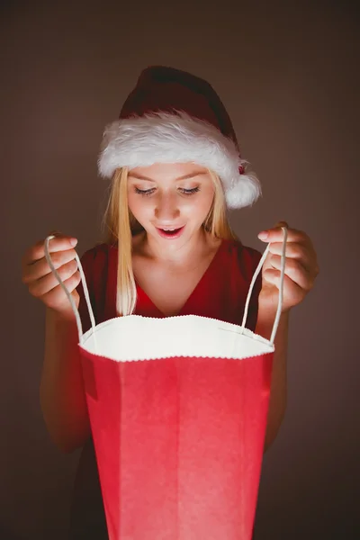 Festlig blondin öppnar en presentpåse — Stockfoto