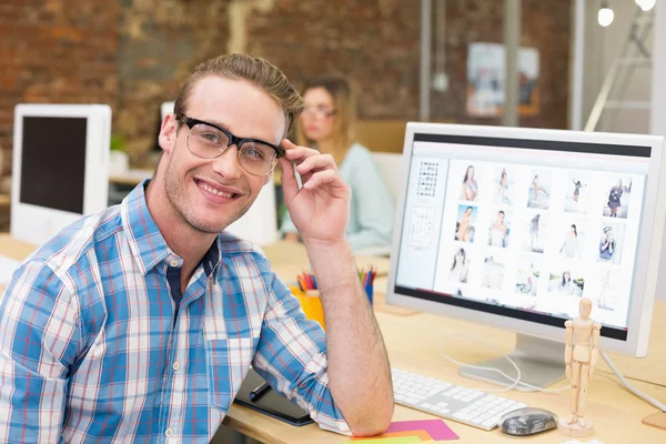 Casual mannelijke fotoredacteur in office — Stockfoto