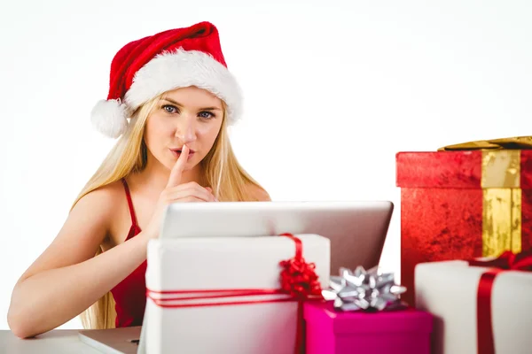 Feestelijke blonde online winkelen met laptop — Stockfoto