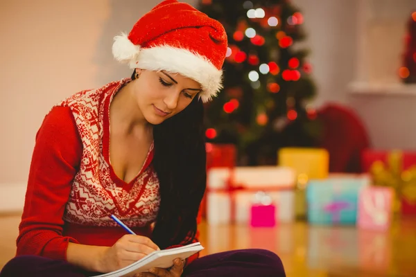 Świąteczny brunetka pisania jej listy — Zdjęcie stockowe