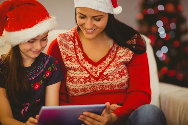 Madre e hija festiva usando tableta pc — Foto de Stock