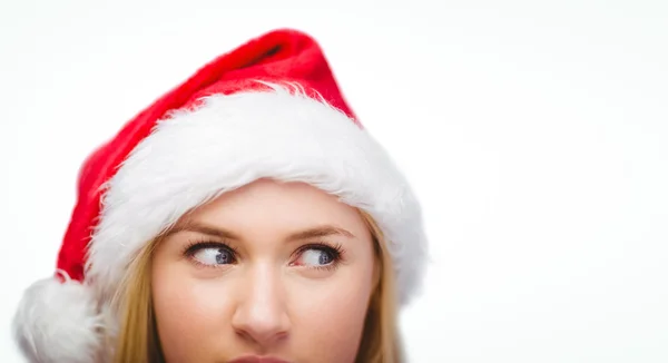 Rubia festiva mirando al otro lado en sombrero de santa — Foto de Stock