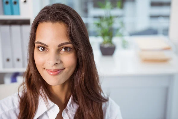 Belle femme d'affaires au bureau — Photo