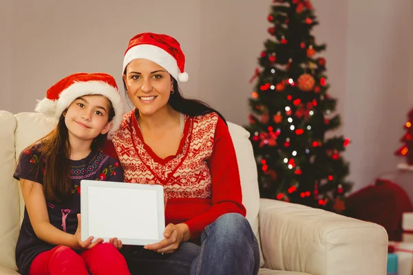 Madre e hija festiva mostrando pantalla de tableta —  Fotos de Stock