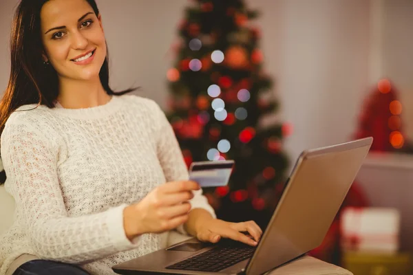 Hübsche Brünette shoppt zu Weihnachten online — Stockfoto