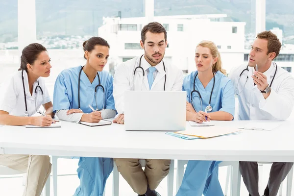 Male and female doctors using laptop — Stock Photo, Image