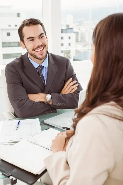 Homme d'affaires interviewant une femme au bureau — Photo