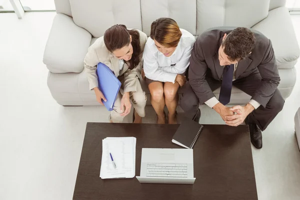 Young business people using laptop — Stock Photo, Image