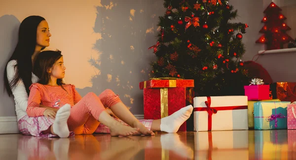 Mãe e filha esperando por Papai Noel — Fotografia de Stock