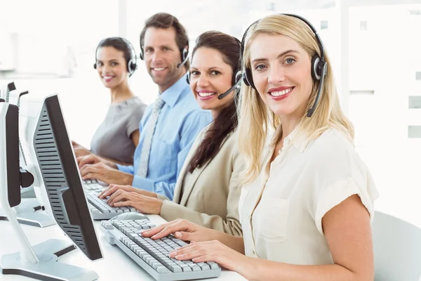 Ludzie biznesu z słuchawki za pomocą komputerów w biurze — Zdjęcie stockowe