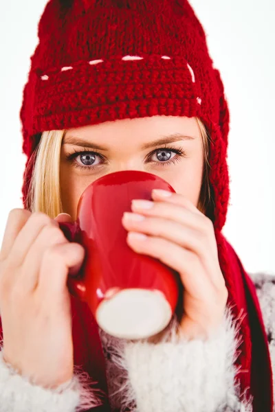 Festivo rubia bebiendo de taza — Foto de Stock