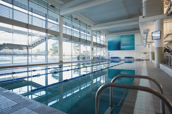 Piscina vacía con grandes ventanales — Foto de Stock