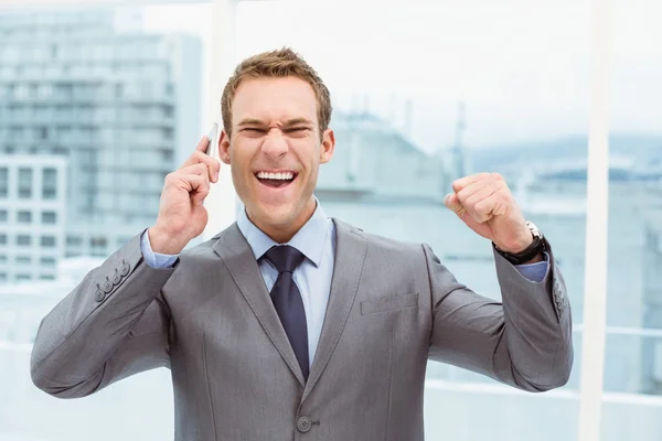 Hombre de negocios alegre usando el teléfono móvil —  Fotos de Stock