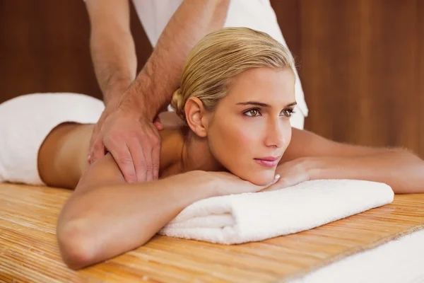 Mulher recebendo massagem no ombro — Fotografia de Stock