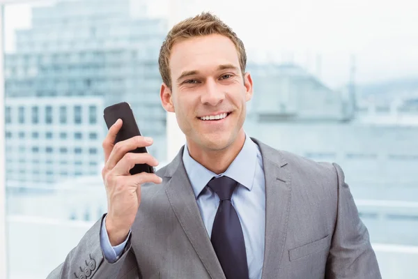 Retrato de homem de negócios usando telefone celular — Fotografia de Stock