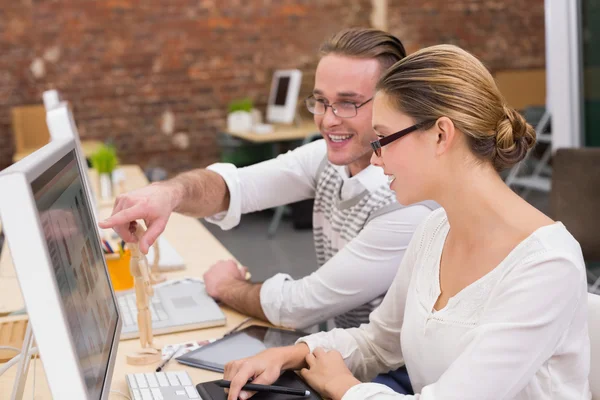 Redattori di foto sorridenti che utilizzano il computer in ufficio — Foto Stock