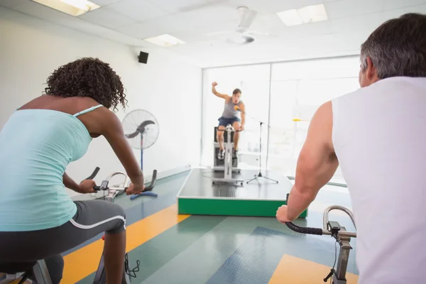 Spin class working out with motivational instructor — Stock Photo, Image