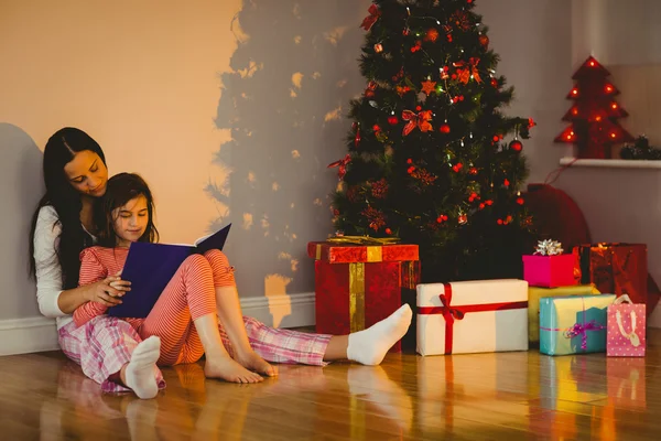 Moeder en dochter te wachten voor santa claus — Stockfoto