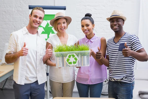 Equipe de negócios criativa segurando planta com símbolo de reciclagem — Fotografia de Stock